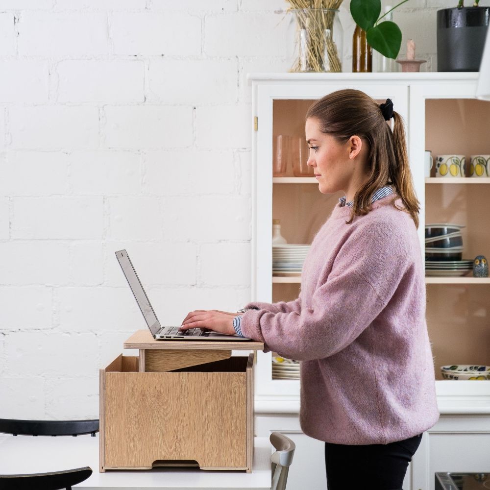 Tehokkaasti pinoutuva käsinojallinen Tessa+ tuoli.